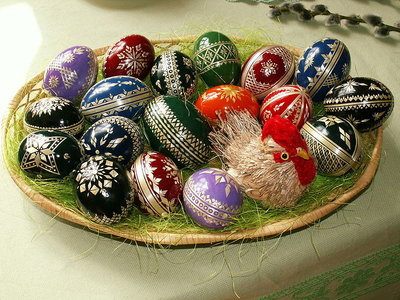 1_800px-Easter_eggs_-_straw_decoration.jpg